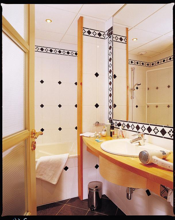 Hotel Restaurant "Le Strasbourg" Bitche Rum bild